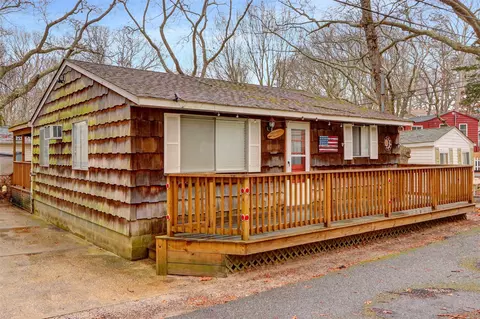 6 Surfway S, Calverton, NY 11933
