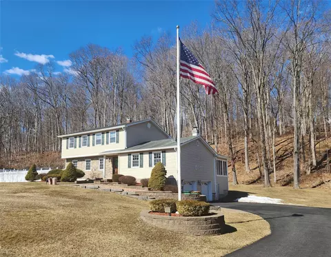 10 Stephen Dr, East Fishkill, NY 12533