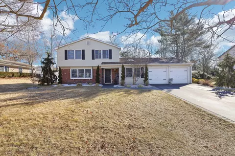 52 Brookfield Ln, Centereach, NY 11720