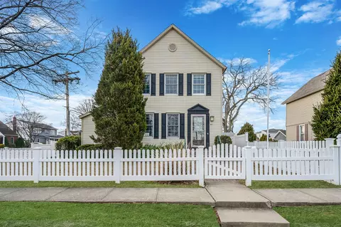 203 New York Ave, Lindenhurst, NY 11757