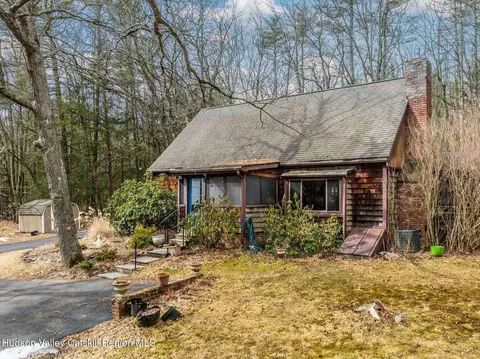 2 Starjem Dr, Saugerties, NY 12477