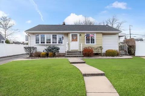 177 Dartmouth Dr, Hicksville, NY 11801
