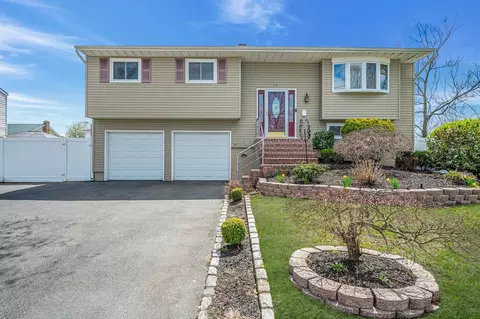 52 California Ave, Bay Shore, NY 11706