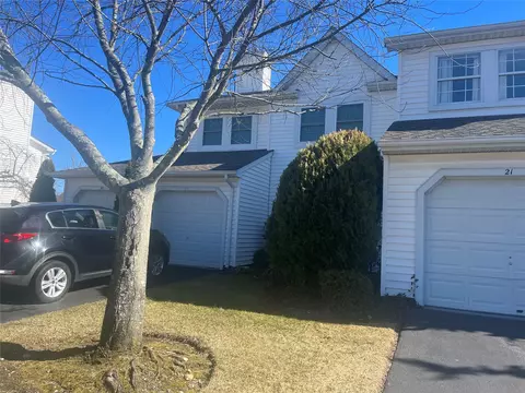19 Erin Ln #19, Setauket, NY 11733