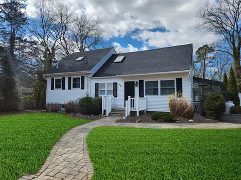 82 Fulton Ave, Mastic, NY 11950