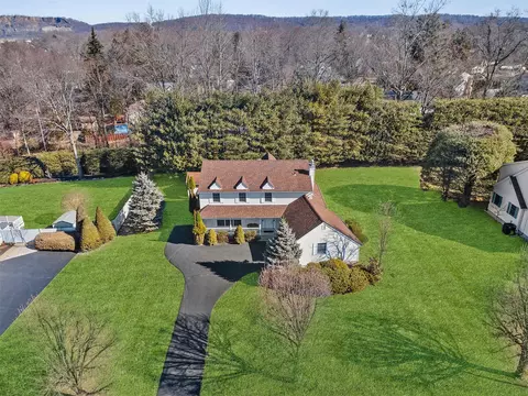 8 Waters Edge, Clarkstown, NY 10920