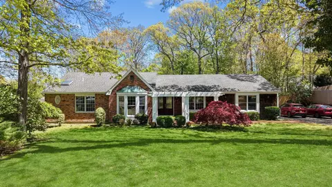 3 Mink Ln, Setauket, NY 11733