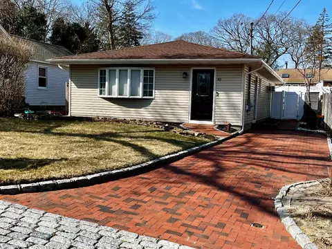 40 Rockaway Dr, Sound Beach, NY 11789