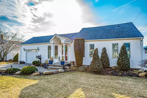 80 East Dr, Copiague, NY 11726