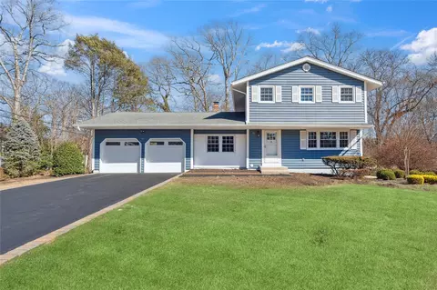 11 Kenny St, Hauppauge, NY 11788