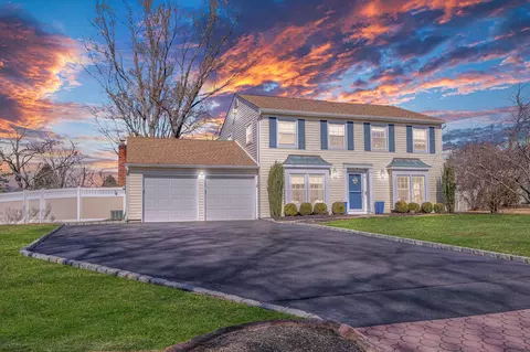4 Westwood Ave, Stony Brook, NY 11790