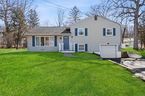 7 Flamingo Dr, Newburgh, NY 12550