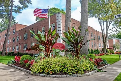 2 Edwards St #3 B, North Hempstead, NY 11577