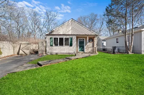79 Panamoka Trl, Ridge, NY 11961