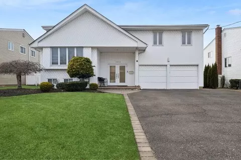 3032 Hewlett Ave, Merrick, NY 11566