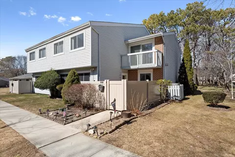 208 Springmeadow Dr #B, Holbrook, NY 11741