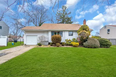 19 Brook Path, Plainview, NY 11803