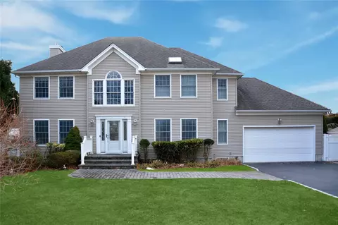 9 Franciscan Ln, Smithtown, NY 11787