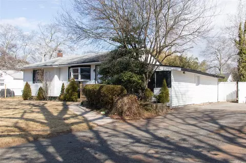 119 Hemlock Dr, Mastic Beach, NY 11951