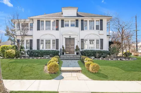 9 Lotus St, Cedarhurst, NY 11516