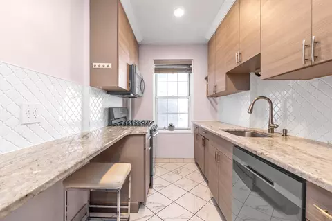 30-81 54th St #4B, Woodside, NY 11377