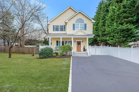 6 Helen Ct, Nesconset, NY 11767