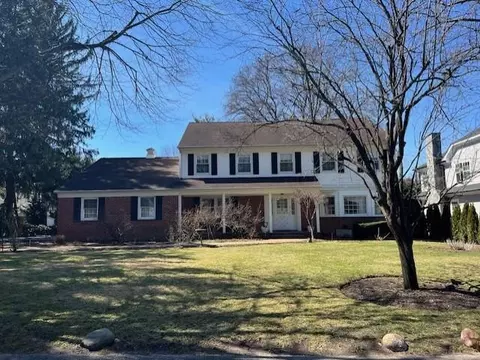 29 Meritoria Dr, North Hempstead, NY 11596