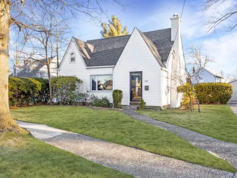 916 Barth Dr, Baldwin, NY 11510