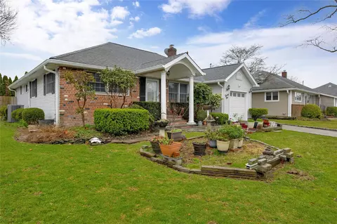 21 Oxford Rd, Massapequa, NY 11758