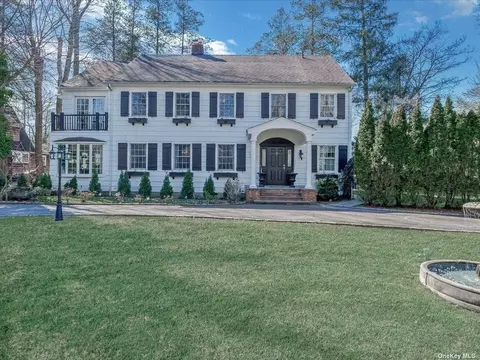 7 The Locusts, North Hempstead, NY 11576