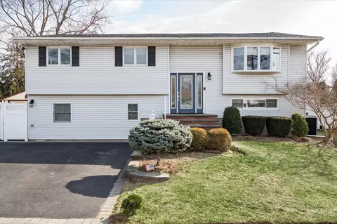 18 Scherer St, Bethpage, NY 11714