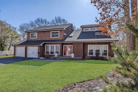 10 Rosemary Ct, Manorville, NY 11949