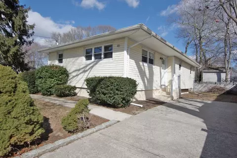 49 Lexington Rd, Shirley, NY 11967