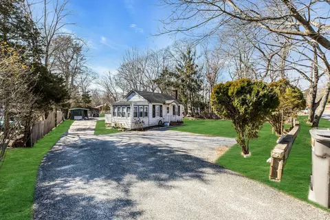 47 King St, Hampton Bays, NY 11946