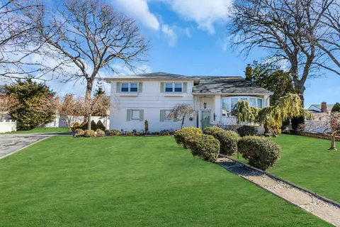 11 Finch Ct, Massapequa Park, NY 11762