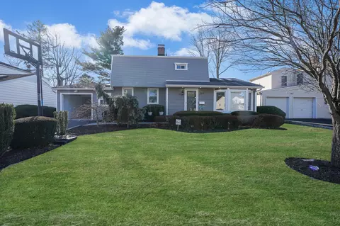 59 Pinetree Ln, North Hempstead, NY 11577