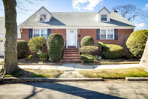 8 Garden Dr, Lynbrook, NY 11563