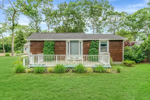 61 Squires Ave, East Quogue, NY 11942