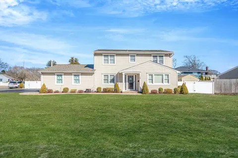 79 Palmer Dr, Sayville, NY 11782