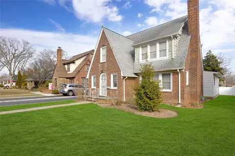 85 Nelson St, Farmingdale, NY 11735