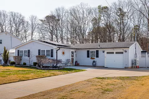34 Appel Dr E, Shirley, NY 11967