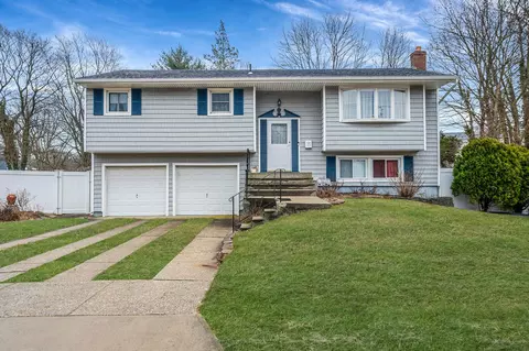 33 Valley Rd, Patchogue, NY 11772