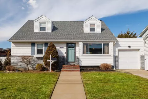 68 W 2nd St, Freeport, NY 11520