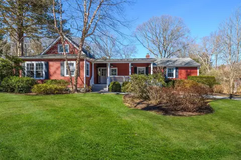5 Meadowood Ct, Huntington, NY 11743