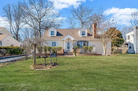 1088 Oakneck Rd, Bay Shore, NY 11706