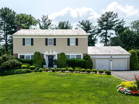 28 Sully Dr, North Hempstead, NY 11030