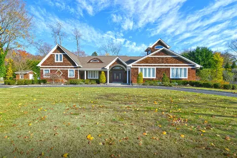 12 Winthrop Dr, Dix Hills, NY 11746