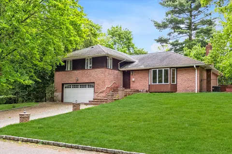 22 Junard Dr, North Hempstead, NY 11576