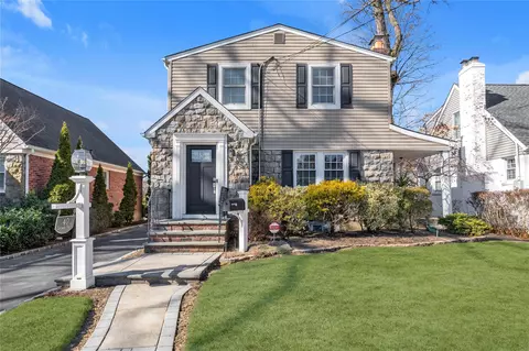40 Hawthorne St, Lynbrook, NY 11563