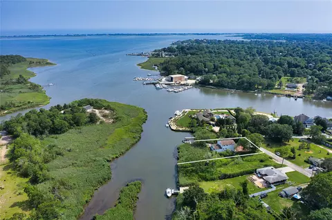 13 Bayberry Ln, East Quogue, NY 11942